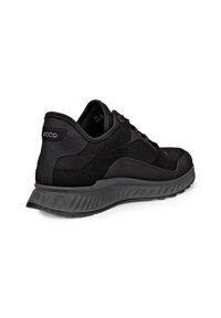 Sort ECCO sneaker med mesh- og ruskinddetaljer, tyk polstret sål og snørelukning vist fra bagsiden på hvid baggrund.