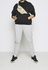 Even&Odd Curvy Felpa con cappuccio - black