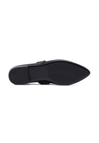 Scarpa flat nera con tomaia in pelle liscia e suola in gomma testurizzata a contrasto, caratterizzata da un profilo basso e un design minimalista.