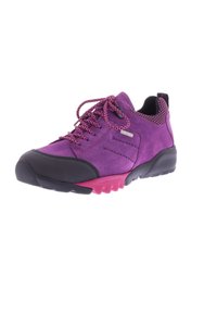 Paarse suède sneaker met zwarte rubberen neus, roze accent op de tussenzool en bijpassende veters. Beschikt over mesh-inzetten voor ademend vermogen.