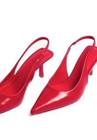 Des chaussures slingback en cuir rouge avec un bout pointu, un talon modéré et une finition lisse. Elles se distinguent par une fine bride de cheville et des accents dorés.