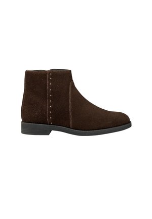 Donkerbruine suède enkellaars met kleine metalen studs aan de buitenkant en een lage zwarte zool, naar rechts gericht.