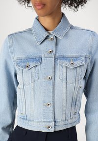Patrizia Pepe OUTERWEAR - Chaqueta vaquera - light blue wash