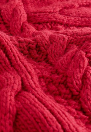 Roter, gestrickter Stoff mit einem strukturierten Kabelmuster. Das dicke Garn ist weich und flauschig und präsentiert tiefe Farbtöne sowie ein warmes, gemütliches Aussehen.