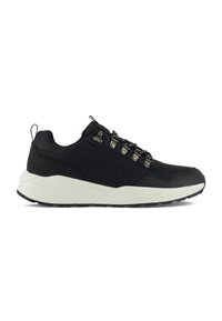 Scarpa sportiva nera con tomaia in materiale sintetico, pannelli testurizzati, occhielli metallici e una suola intermedia in schiuma bianca. Presenta un logo sul lato.