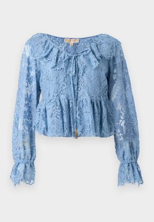 Ανοιχτό μπλε μπλούζα με μακριά μανίκια και δαντέλα, με βολάν στο τελείωμα, κυματοειδείς μανσέτες, μεγάλο γιακά και διακοσμητικό κορδόνι μπροστά.