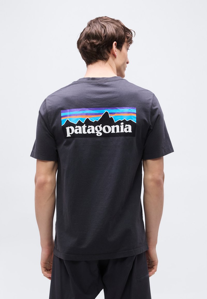 Patagonia P-6 LOGO - Triko s potiskem - black