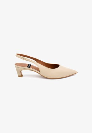 Pump slingback in pelle beige con punta appuntita, tacco basso a blocco e cinturino regolabile con fibbia.