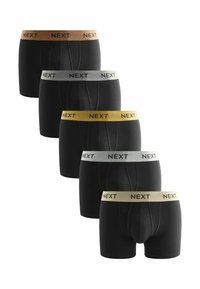 Svarta boxerkalsonger med elastiska midjeband i beige, grått och guld, med "NEXT"-logotypen tryckt på varje band. Fem kalsonger arrangerade i en rad.
