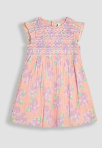 Vestido floral con mangas cortas y volantes, cuerpo fruncido, base de color naranja-rosa, flores lavanda con acentos verdes y tela texturizada.