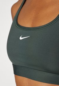 Nike Performance BRA - Sportski grudnjak s blagom potporom - vintage green/white