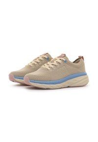 Zapatillas deportivas de malla beige con acentos azul claro, punta redonda, suela texturizada y cordones beige. Material suave con detalles de color contrastante.