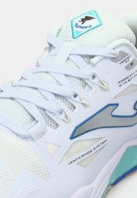 Scarpa sportiva bianca con tomaia in mesh, dettagli blu e un particolare "SISTEMA DI VENTILAZIONE" in argento. Presenta una suola testurizzata e una linguetta imbottita.