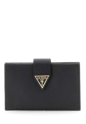 Portafoglio Guess nero realizzato in materiale sintetico testurizzato, con un logo triangolare dorato sul davanti, dotato di chiusura a patta e cuciture ordinate.