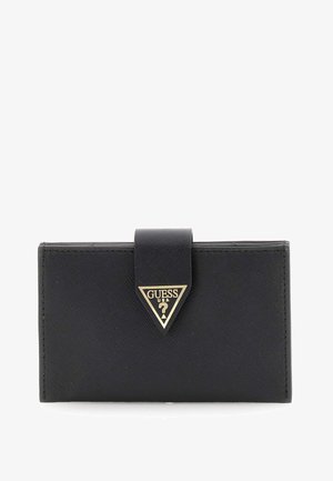Portafoglio Guess nero realizzato in materiale sintetico testurizzato, con un logo triangolare dorato sul davanti, dotato di chiusura a patta e cuciture ordinate.