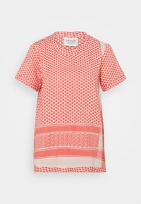 Camisa de manga corta con estampado de coral que presenta motivos geométricos, cuello redondo y un corte relajado. El material parece ligero y transpirable.