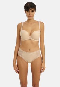 Beige bh en hoogstaande slipset met een gestreept patroon, verstelbare bandjes en een gladde stof met een subtiele glans.