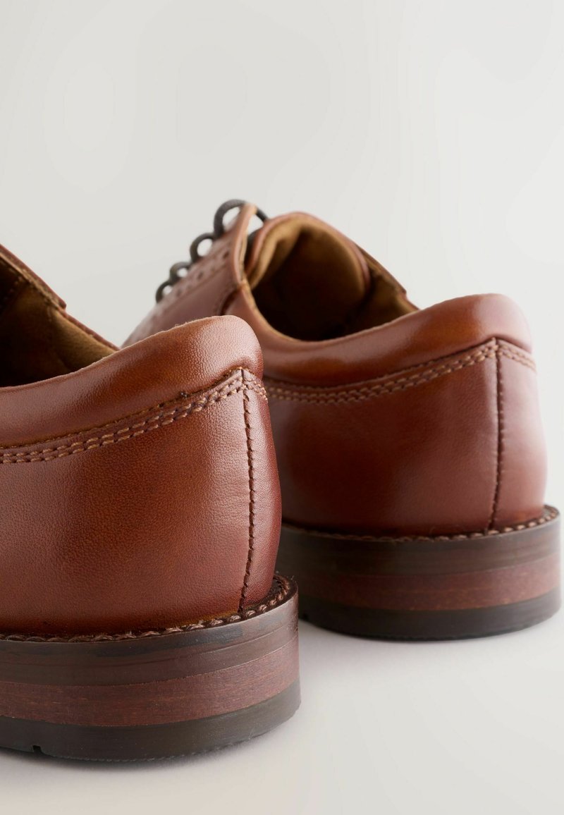 Stringate casual da uomo blu in pelle scamosciata con dettagli brogue Primopiano
