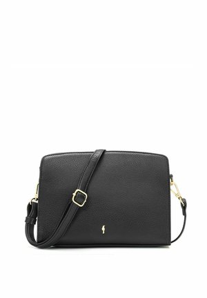 Czarna skórzana torebka na ramię o fakturowanej powierzchni, z regulowanym paskiem i małym złotym logo na środku frontu.