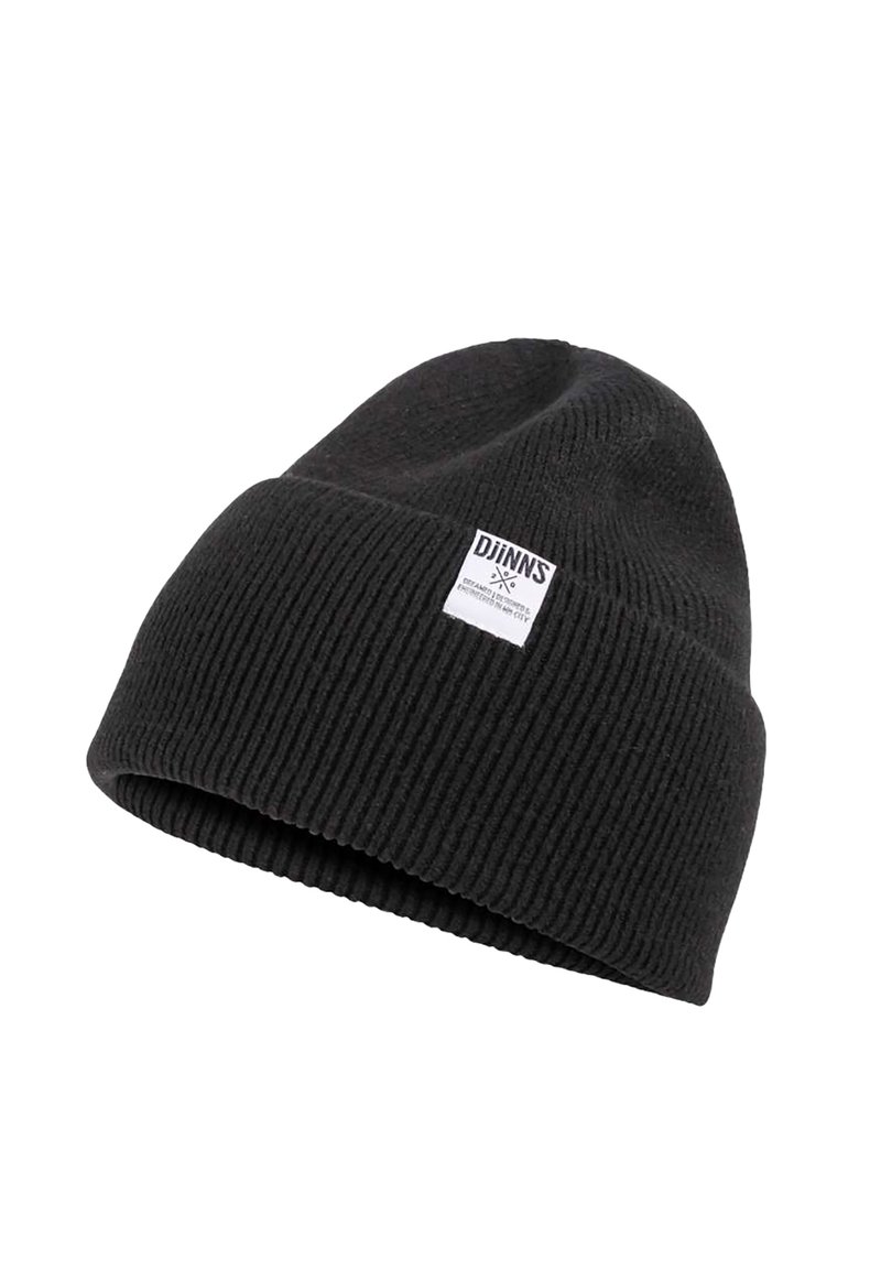 Gorro de punto negro con textura acanalada y un dobladillo doblado. Presenta una pequeña etiqueta de marca blanca cosida en la parte frontal.