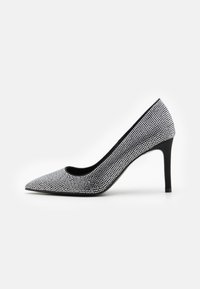 Svart høyhælte pumps dekorert med sølvstrass, med spiss tå og en glatt innersåle.