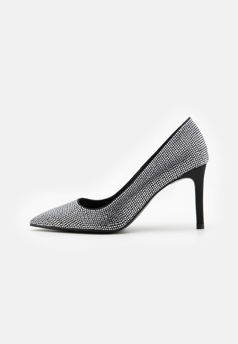 Svart høyhælte pumps dekorert med sølvstrass, med spiss tå og en glatt innersåle.