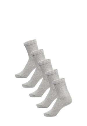 Cinq paires de chaussettes mi-mollet unies gris clair disposées en diagonale sur fond blanc.