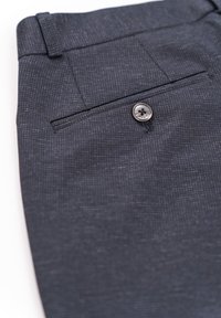 Dunkelblaue, strukturierte Hose mit einer Gesäßtasche und einem schwarzen Knopf. Der Stoff hat ein dezentes Muster und eine glatte Oberfläche.