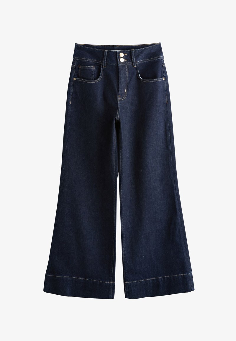 Jean denim bleu foncé à jambes larges, taille haute, fermeture par double bouton, poches avant et détails de couture visibles.
