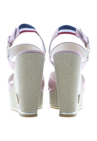 Sandali con tacco a cuneo rosa, con un tacco intrecciato testurizzato, cinturino alla caviglia posteriore e un accento in tessuto a righe sulla parte superiore. Foderatura interna liscia.