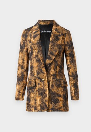 Blazer sur mesure avec un motif imprimé serpent en or et noir. Doté d'une fermeture à un bouton, de revers pointus et de deux poches avant.