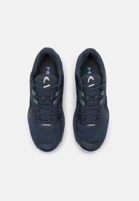 Σκούρα μπλε αθλητικά παπούτσια με πλέγμα στο πάνω μέρος, κλείσιμο με κορδόνια και καουτσούκ σόλες. Περιλαμβάνουν λογότυπο και αντιθετικά ανοιχτά μπλε στοιχεία.