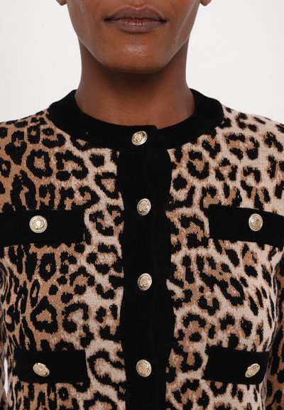 Cardigan cu imprimeu de leopard în bej și negru, dotat cu închideri cu butoane aurii și accente negre la buzunare, realizat dintr-un material tricotat texturat.