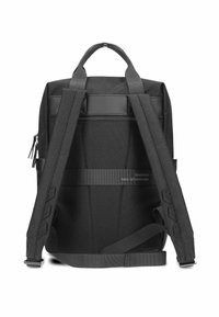Zaino nero con spallacci imbottiti, maniglia superiore e una fascia orizzontale con la scritta "Abbraccia nuove avventure."