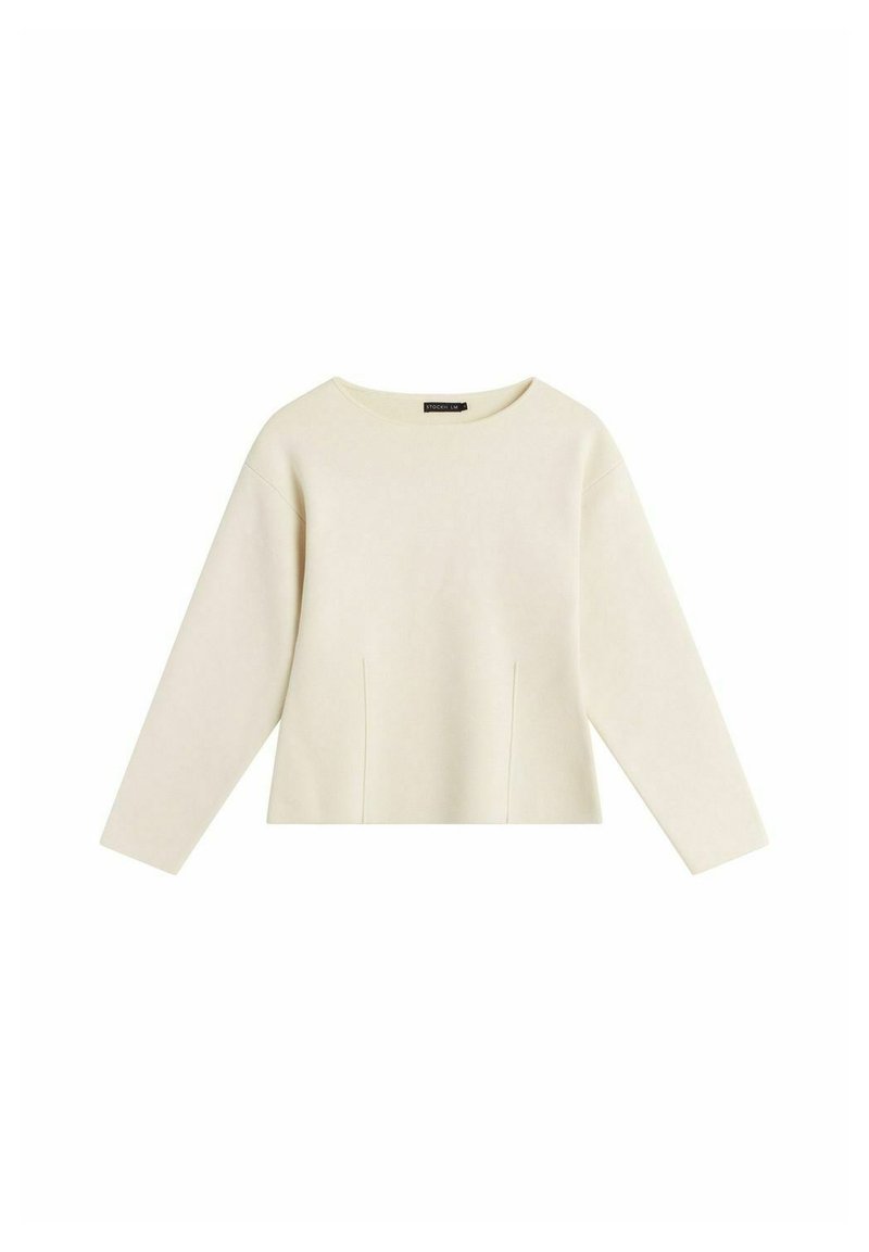 Crèmewitte top met lange mouwen, een afgeronde halslijn, een gestructureerde pasvorm en subtiele naaddetails aan de voorkant, gemaakt van een gladde stof.