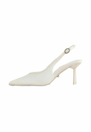 Valkoinen slingback-korkokenkä, jossa on terävä kärki, sileää kangasta, hoikka korko ja koristeellinen solki, jossa on kirkkaat yksityiskohdat hihnassa.
