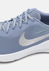 Nike Performance REVOLUTION 7 - Chaussures de running sur route - ashen slate/metallic silver/white/hyper royal/black