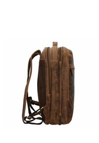 Sac à dos en cuir brun de forme rectangulaire, doté de plusieurs compartiments zippés et de bretelles réglables. Surface texturée et couture discrète.