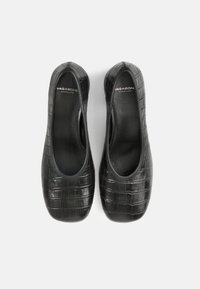 Balerini negri cu textură embosată în formă de crocodil, vârf rotund și căptușeală interioară netedă. Branding vizibil pe branț.