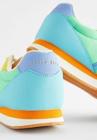 Sneakers colorate cu un upper sintetic de culoare albastru deschis, verde și galben, talpă portocalie și logo-ul embosat "Little Bird" pe toc.