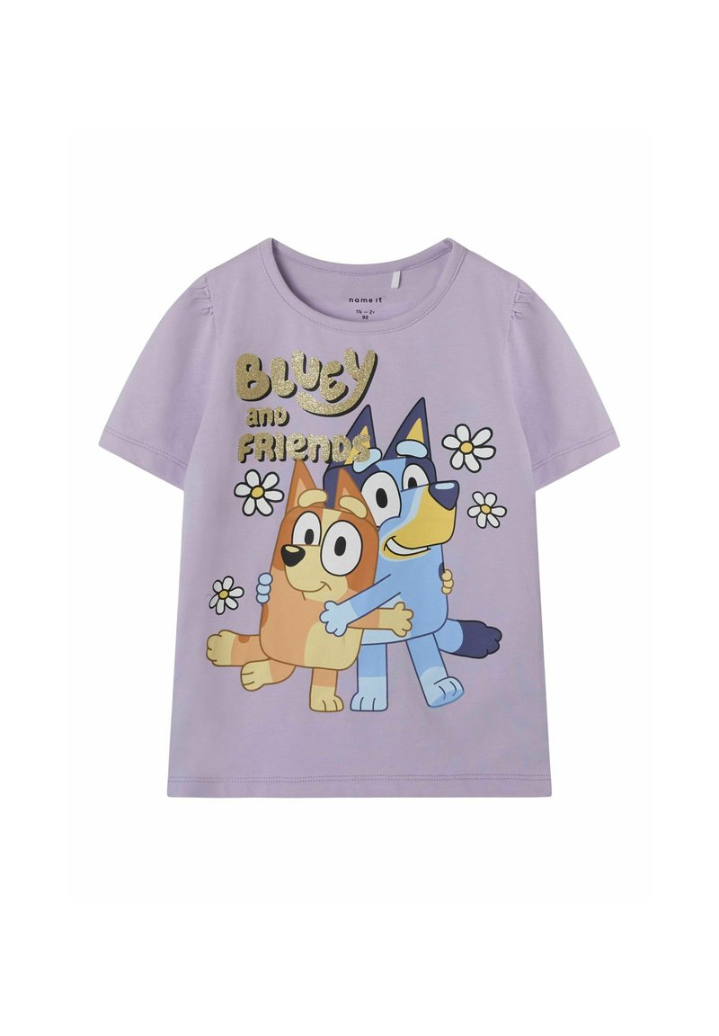 Fioletowa bawełniana koszulka z grafiką z przodu przedstawiającą dwa rysunkowe psy, z napisem "BLUEY and FRIENDS" w błyszczącym złotym kolorze i kwiatowymi akcentami.