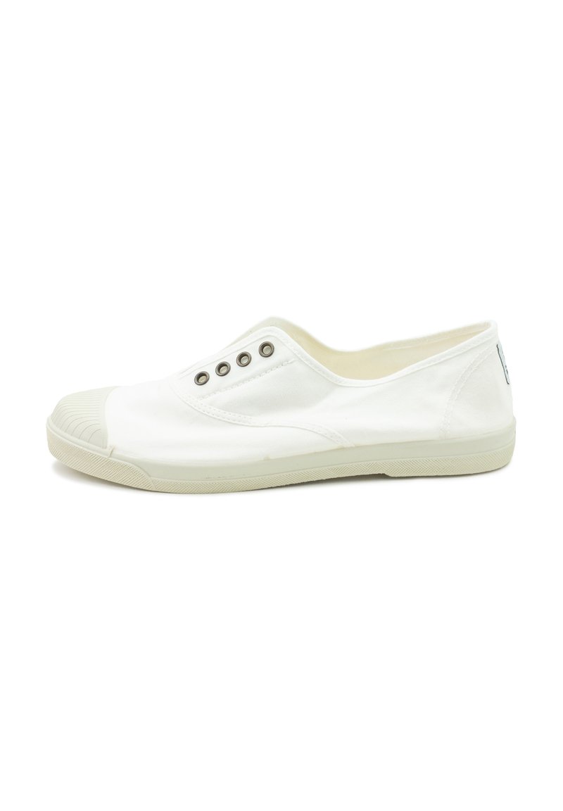 Fehér vászon slip-on cipő lekerekített orral, ezüst fémlyukakkal, gumitalppal és texturált tapadási mintázattal a talpon.