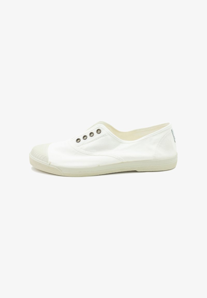 Fehér vászon slip-on cipő lekerekített orral, ezüst fémlyukakkal, gumitalppal és texturált tapadási mintázattal a talpon.