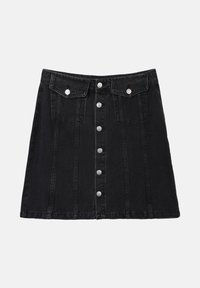 Jupe en denim noir en forme de A avec fermeture par boutons, deux poches poitrine et détails de coutures verticales. Texture lisse avec une coupe structurée.