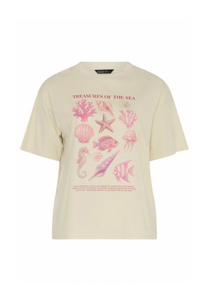 Beiges T-Shirt mit rosa, meeresthematischen Illustrationen wie Korallen, Seesternen, Muscheln, Fischen, Quallen und Seepferdchen, betitelt "SCHÄTZE DES MEERES."