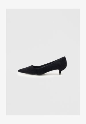 Escarpin noir à bout pointu en tissu doux avec une finition texturée et un talon court et étroit. Design simple, sans embellissements.