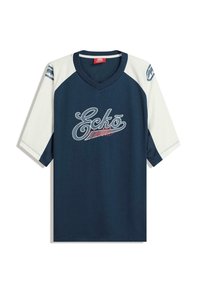 Maglia in jersey mesh blu navy con maniche corte bianche, design a V e logo "Ecko" in bianco e rosso sul petto. Tessuto testurizzato.