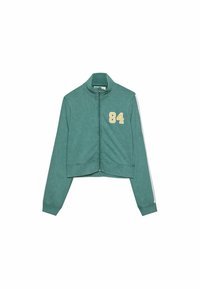 Giacca cropped zip-up color teal con collo alto, maniche lunghe, strisce bianche sui lati e numero "84" giallo sul lato sinistro del petto.