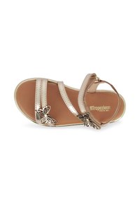 Sandal in metallo rosa con tre cinturini, dettagli decorativi a forma di farfalla e una soletta color tabacco. Presenta una piccola cinghia alla caviglia con fibbia.