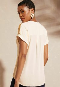 Love & Roses V NECK ROLL SLEEVE - REGULAR FIT - Blúzka - ivory